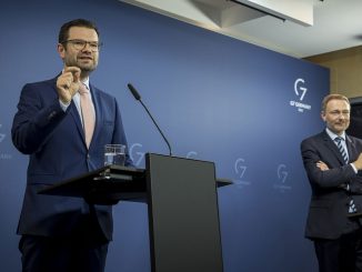 Dr. Buschmann und Linder stellen im Sommer 2022 die Eckpunkte für das ZuFinG vor.